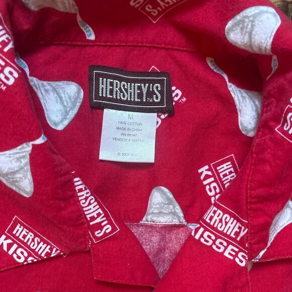 Hershey's red chocolate kiss short sleeve cotton button up short SIZE M - Picture 3 of 5